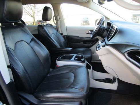 Used 2021 Chrysler Pacifica Touring-L image 11