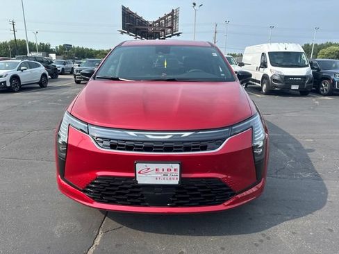 Used 2027 Chrysler Pacifica Select AWD/4WD image 2