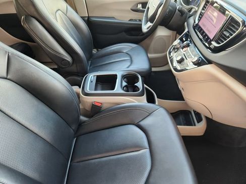 Used 2024 Chrysler Pacifica Touring-L FWD image 13