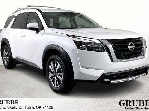 Certified 2025 Nissan Pathfinder SL image 1