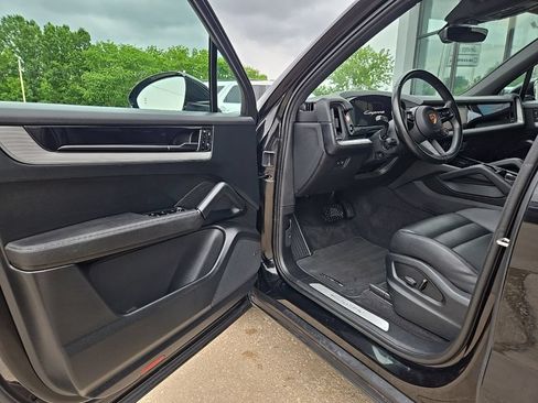 Used 2024 Porsche Cayenne w/ Premium Package AWD/4WD image 29