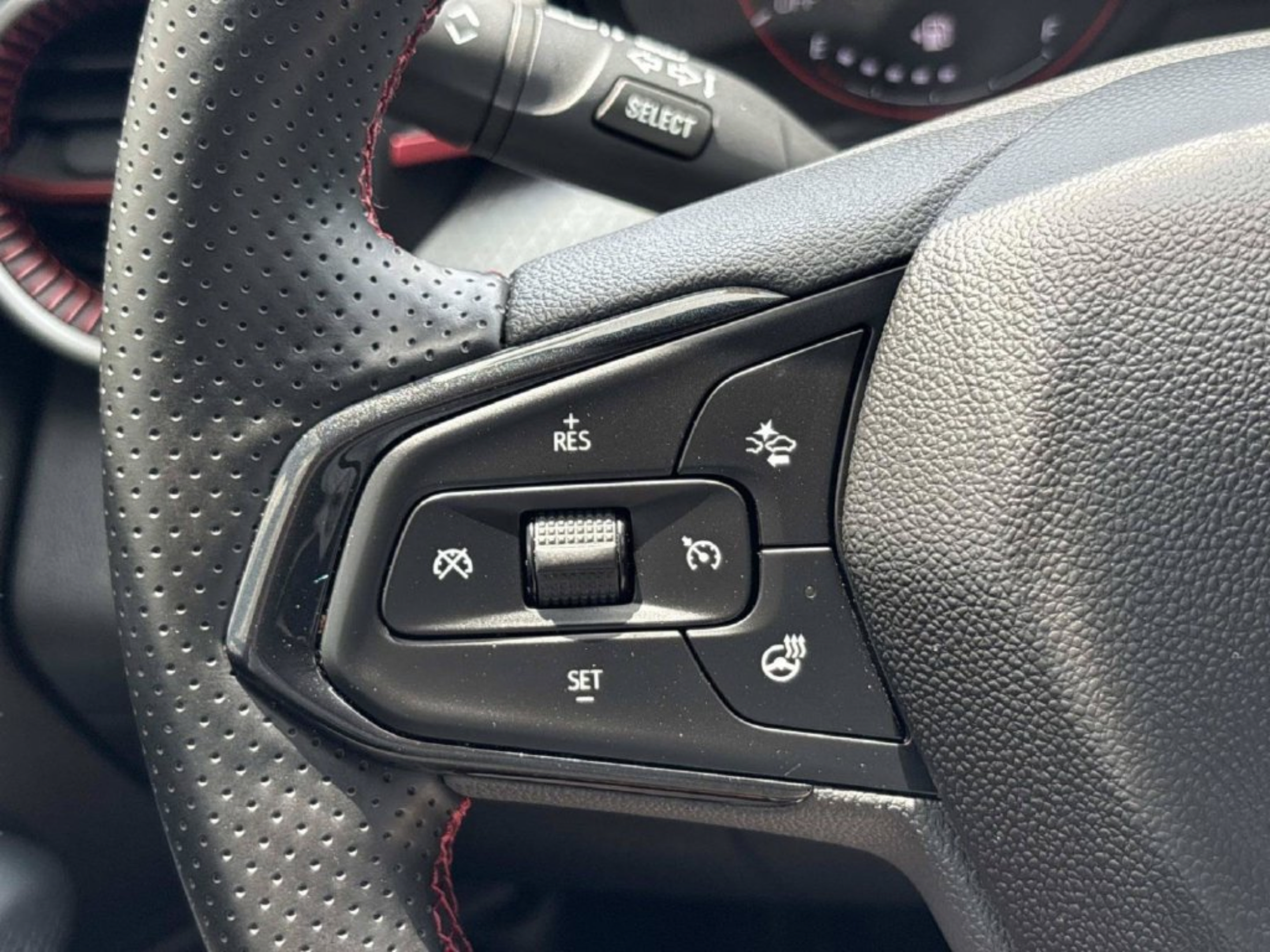 Used 2025 Chevrolet Trax RS FWD image 27