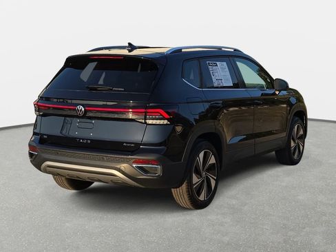 Used 2025 Volkswagen Taos SE AWD/4WD image 5