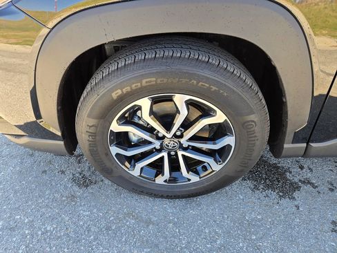 Used 2025 Toyota Corolla Cross AWD Hybrid w/ Moonroof Package image 11