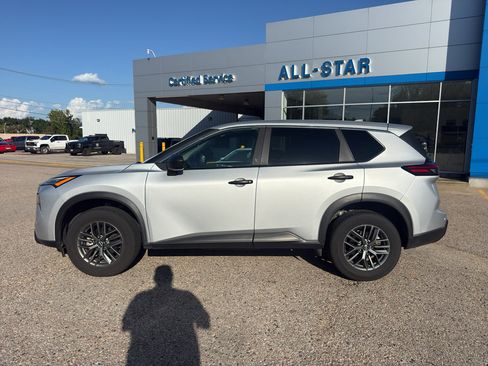 Used 2024 Nissan Rogue S FWD image 3