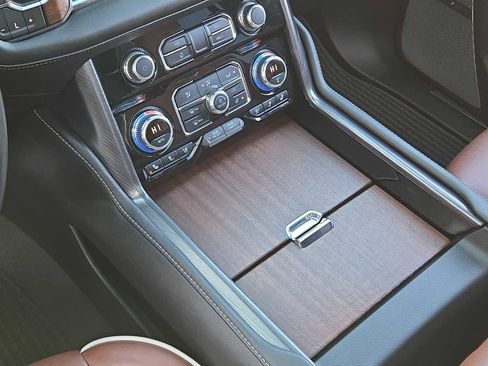 Used 2023 GMC Yukon Denali Ultimate image 34