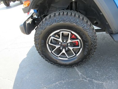 Used 2024 Jeep Gladiator Rubicon w/ Technology Group AWD/4WD image 14