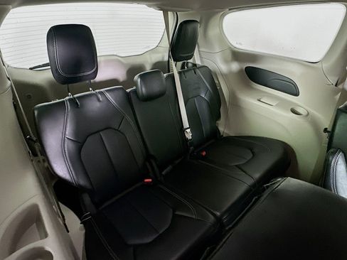 Certified 2024 Chrysler Pacifica Touring-L image 36