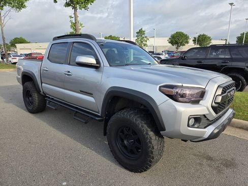 Used 2022 Toyota Tacoma TRD Off-Road w/ TRD Premium Off Road Package AWD/4WD image 3
