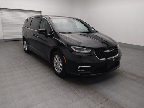 Used 2023 Chrysler Pacifica Touring FWD image 13