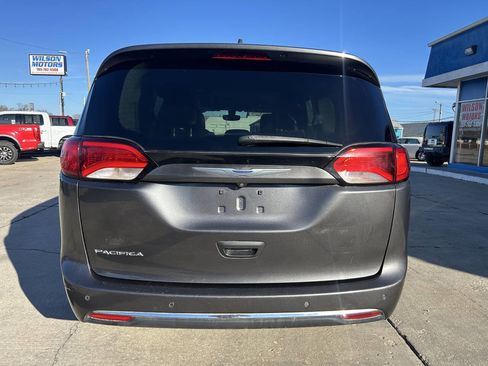 Used 2020 Chrysler Pacifica Touring-L image 6