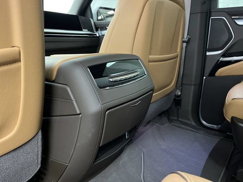Used 2025 Cadillac Escalade Premium Luxury RWD image 18