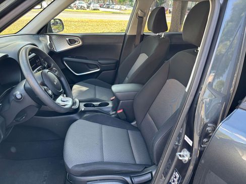 Used 2025 Kia Soul LX w/ LX Technology Package FWD image 31