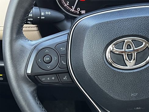 Used 2023 Toyota RAV4 XLE Premium image 12