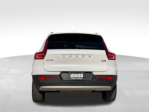Used 2023 Volvo XC40 B5 Plus image 4