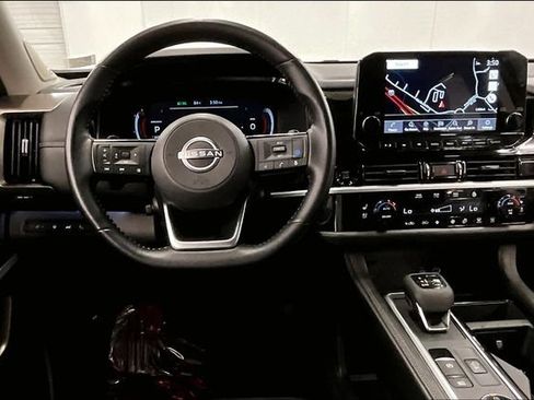 Used 2025 Nissan Pathfinder Platinum AWD/4WD image 6