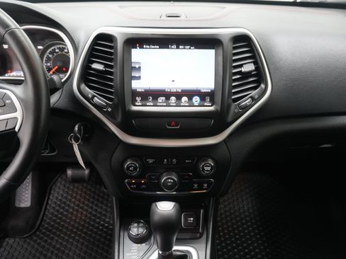 Used 2015 Jeep Cherokee Trailhawk w/ Leather Interior Group AWD/4WD image 19