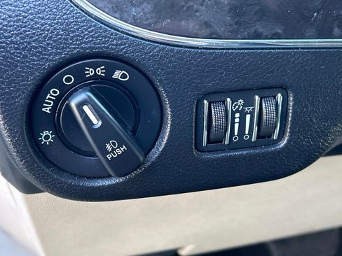 Used 2015 Chrysler Town & Country Touring image 21