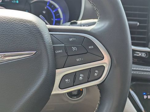 Used 2024 Chrysler Pacifica Limited FWD image 29