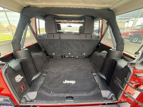 Used 2016 Jeep Wrangler Unlimited Sport w/ Connectivity Group AWD/4WD image 10