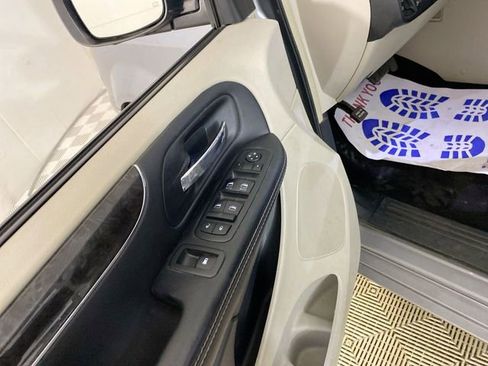 Used 2014 Chrysler Town & Country Touring w/ Driver Convenience Group image 26