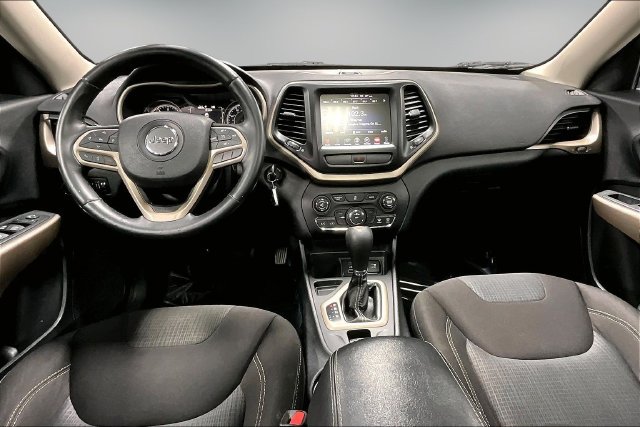Used 2017 Jeep Cherokee Latitude w/ Comfort & Sound Group FWD image 9