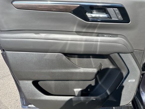 Used 2025 Chevrolet Suburban LT w/ Comfort Package image 23