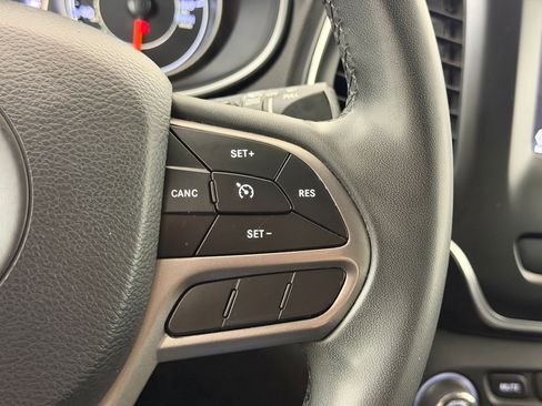 Used 2020 Jeep Cherokee Latitude Plus w/ Comfort/Convenience Group FWD image 28