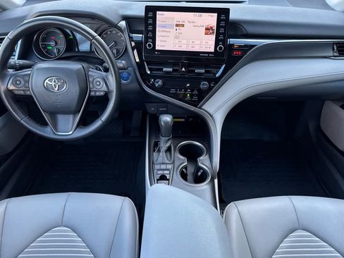 Used 2023 Toyota Camry SE image 3