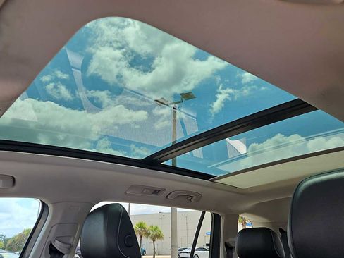 Used 2021 Volkswagen Tiguan SE w/ Panoramic Sunroof Package FWD image 16