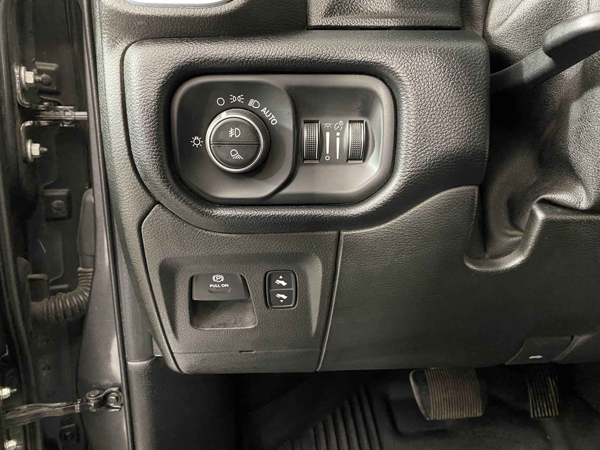 Used 2019 RAM 1500 Laramie AWD/4WD image 23