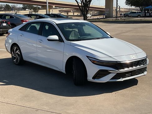 Used 2025 Hyundai Elantra SEL image 4
