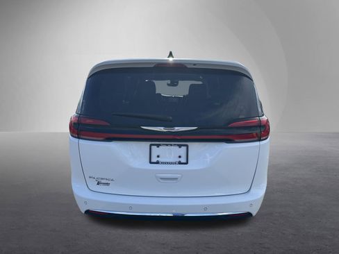 Used 2023 Chrysler Pacifica Touring-L FWD image 4