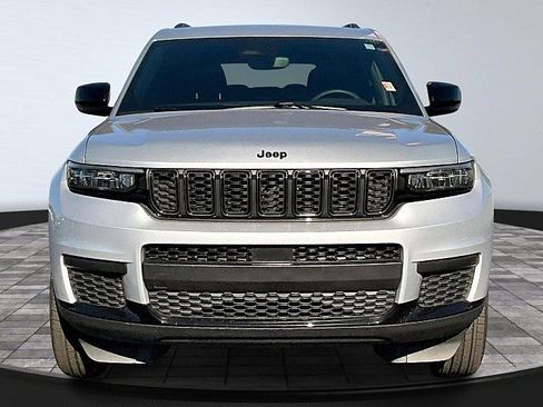 Used 2024 Jeep Grand Cherokee L Laredo image 3
