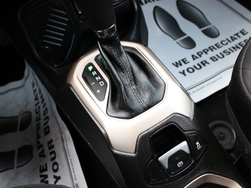 Used 2016 Jeep Renegade Latitude w/ Cold Weather Group image 18