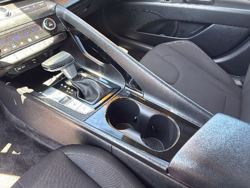 Used 2025 Hyundai Elantra SEL FWD image 20