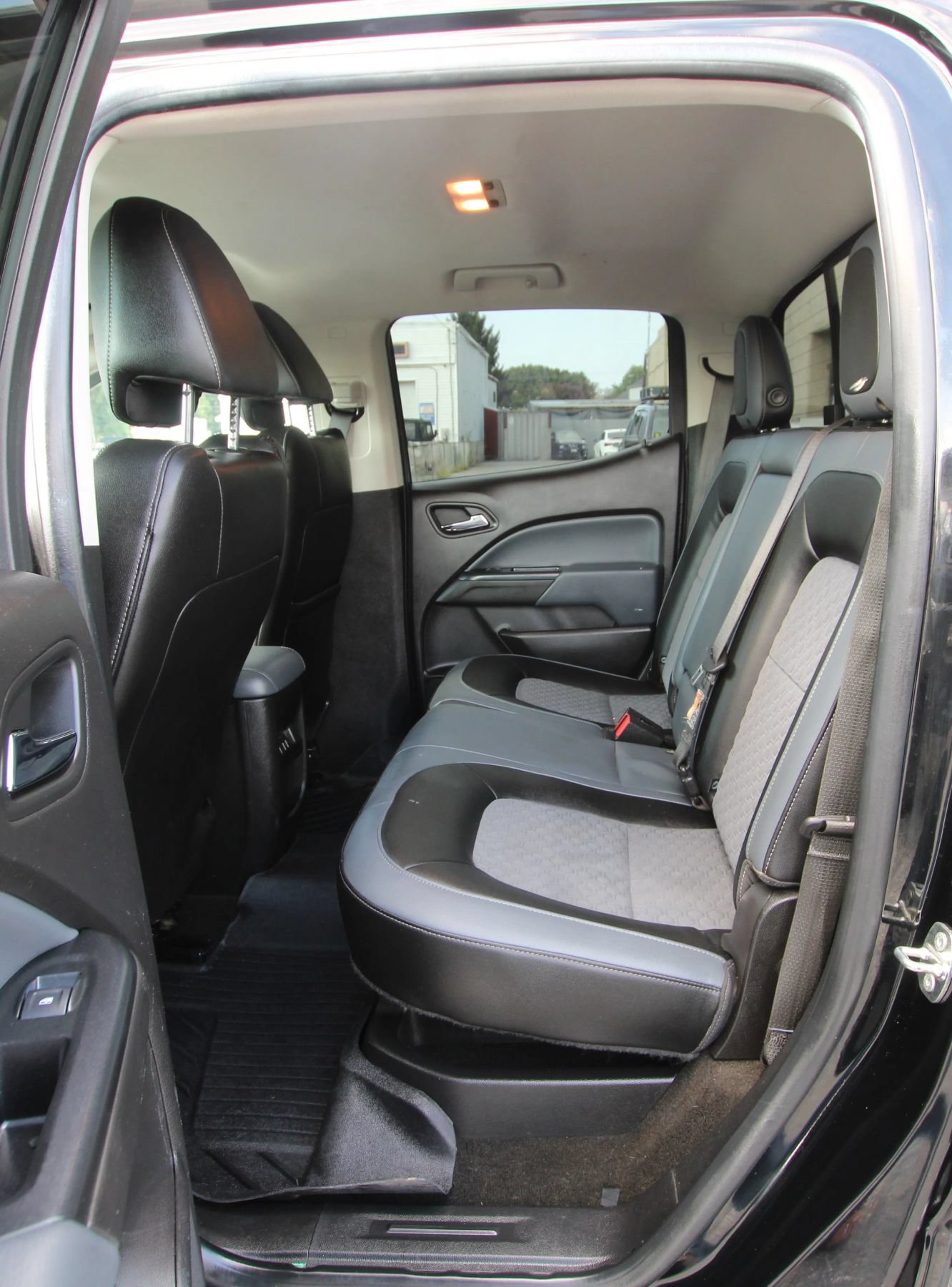 Used 2018 Chevrolet Colorado Z71 w/ Z71 Midnight Edition AWD/4WD image 11