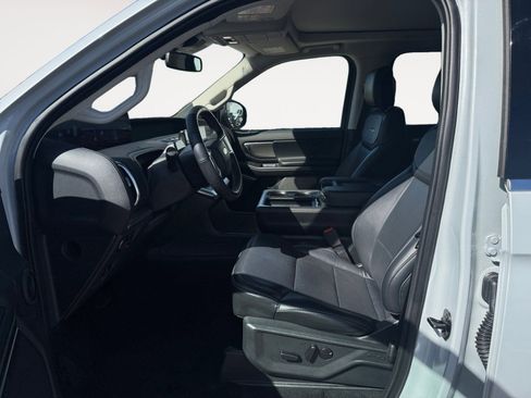 Used 2025 Ford Expedition Platinum image 9