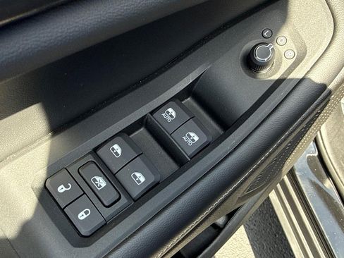 Used 2025 Jeep Grand Cherokee L Altitude AWD/4WD image 17