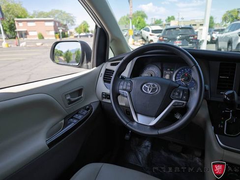 Used 2020 Toyota Sienna XLE Premium FWD image 2