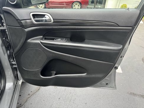 Used 2019 Jeep Grand Cherokee Altitude image 15