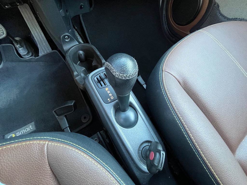 Used 2014 smart fortwo passion RWD image 21