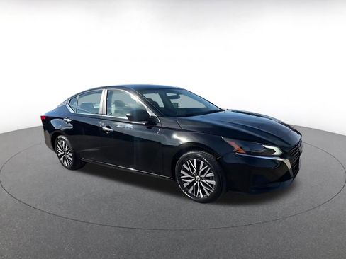 Used 2025 Nissan Altima 2.5 SV image 2