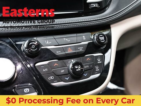 Used 2024 Chrysler Pacifica Limited FWD image 18