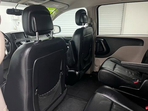 Used 2016 Chrysler Town & Country Touring image 11