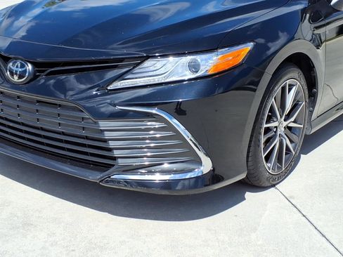 Used 2021 Toyota Camry XLE image 14