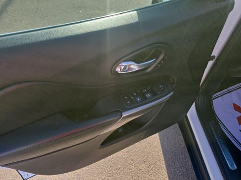 Used 2019 Jeep Cherokee Limited FWD image 11