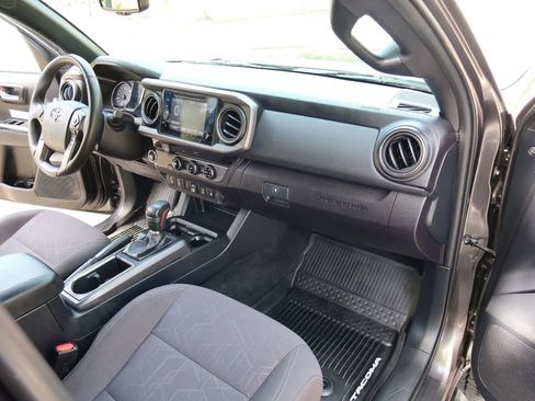 Used 2018 Toyota Tacoma TRD Off-Road w/ Technology Package RWD image 28
