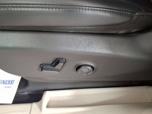 Used 2023 Chrysler Pacifica Touring-L FWD image 14