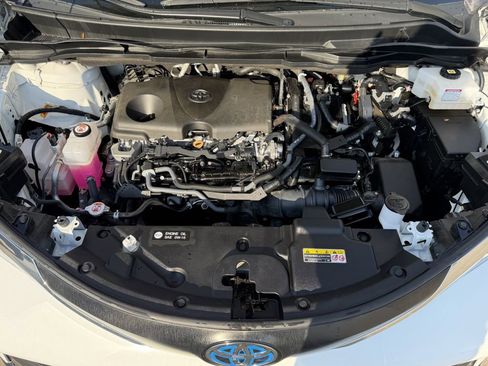 Used 2025 Toyota Sienna LE image 32